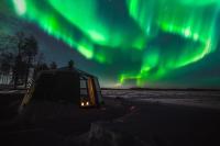 Luxury Aurora glass Igloo, hot tub & sauna cottage - Bed and Breakfast Rovaniemi