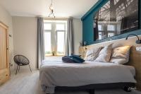 Habitación con cama extragrande y vistas al jardín