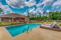 7 Mi to Emerald Coast Zoo! Poolside Paradise - B&B Crestview