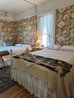 Zimmer mit Queensize-Bett und Gemeinschaftsbad