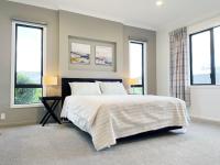 Modern,Spacious 5 bedroom house in north Hamilton - B&B