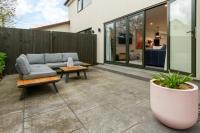 Downtown Delight 2 Bed 1 Bath - Single Garage - B&B