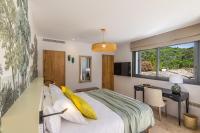 Zimmer mit Kingsize-Bett und Bergblick