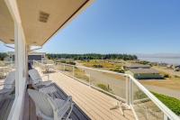 Stunning Home in Coupeville w/ Deck + Beach Access - B&B Coupeville