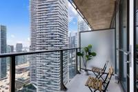 Lux 1 BR-Den DWTN Condo near CN Tower with Parking - B&B Toronto