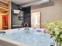 GRAND SPA Harrachov - Wellness luxusní apartmán s velkou vířivkou, saunou, kuchyní a venkovním posezením v centru Harrachova - B&B Harrachov
