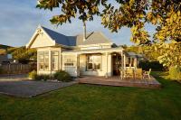 Kaikoura Beachfront Villa - Bed and Breakfast