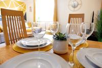 Modern 2-Bed Duplex - 10 Mins to City Centre - Ferienwohnung