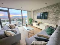 B&B Belfast - Pass the Keys Stunning Penthouse with Balcony Sunset Views - Bed and Breakfast Belfast