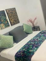 Barcelona Chic Apartments- Free Parking - 10 min BCN center by metro - Bed and Breakfast Barcelona
