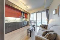 1 BR Furnished Condo with Balcony across CN Tower - Chambres d’hôtes Toronto