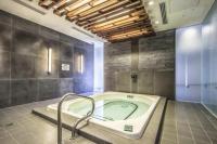 Stunning 1BR and Den Sleeps 6 Steps From CN Tower - B&B Toronto