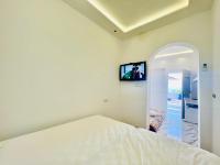 Deluxe Double Room with Side Sea View