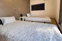 Modern Entire Apart450m to TengachayaAirport Direct AccessIdeal for FamiliesCouples Friends - Chambres d'hôtes Osaka
