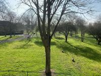 Snug & Cosy Home In Thamesmead Overlooking A Park - Chambres d’hôtes
