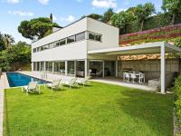 Design villa sea views and lap pool - B&B Cabrils