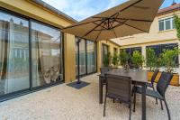 Maisons calmes avec terrasses et garages centre-ville B et C - B&B