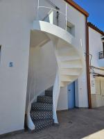 Zimmer mit Queensize-Bett und Whirlpool-Badewanne