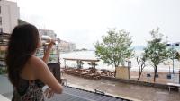 Beachfront 2BR Apartment with Balcony and Sea View, Biser Mora - Ferienwohnung Rafajlovići