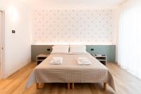 Habitación con cama extragrande y vistas al jardín 