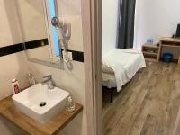Habitación Triple Básica con baño compartido
