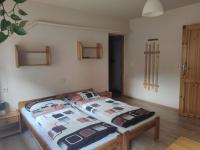 Dreibettzimmer mit Gartenblick