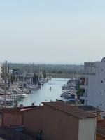 Vue canal + roof top de 60 m2 - B&B Rosas