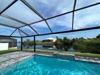 Newly built Villa Ballerina with heated pool and incredible view into beautiful Arrowheadcanal - B&B Cape Coral