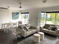 B&B Noosaville - 2 Bedroom Villa In Tropical Resort - Bed and Breakfast Noosaville