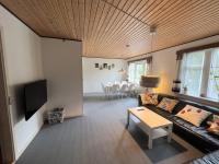 B&B Rødby - The Yellow House, Beach 5mins Drive, 3BR with free parking, Fast Fiber Internet - Bed and Breakfast Rødby