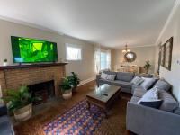 Beautifully remodeled house 1.5 miles from falls. - B&B