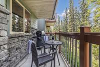 Spacious King Bed with Pool & Hot Tubs - B&B Canmore