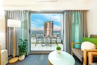 Metropolis Mirage - A Poolside CBD Studio - B&B