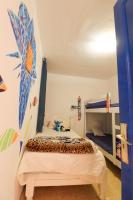 Cama individual en dormitorio mixto