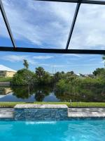 Newly built Villa Ballerina with heated pool and incredible view into beautiful Arrowheadcanal - B&B Cape Coral