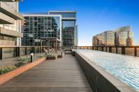 Sol Docklands - Unique 3 Bedroom Loft, Infinity Pool, Gym, Free Parking and Free Trams - Ferienwohnung