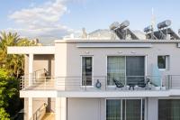 Black & White Marina Studio, Kalamata Getaway (B1) - B&B