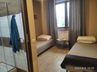 Tweepersoonskamer met 2 Aparte Bedden en Badkamer