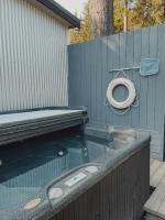 Dreamy Airstream Hideaway with Hot Tub - B&B Gibsons
