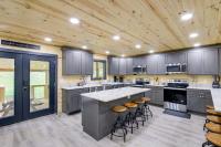 Hot Tub and Game Room Seiverville Group Getaway - B&B Sevierville