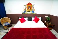 Zimmer mit Kingsize-Bett und Bergblick
