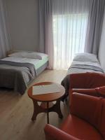 Dreibettzimmer mit Gartenblick