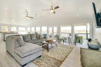 Spacious San Jacinto River Home w/ Waterfront Deck - Bed and Breakfast Houston