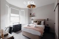 Central 5 Bedroom - 3 Bathroom Townhouse - Perfect for Families & Group stays - Ferienwohnung