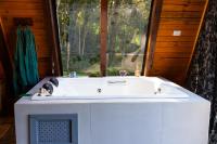 Cabana com Hidromassagem e Vista, a 12km de Treze Tílias - B&B