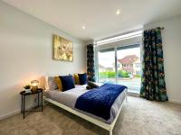 Stunning Brand New House - Sleeps 6 - Free Parking - Great Location - Fast WiFi - Smart TV - Close to Poole & Bournemouth & Sandbanks - Chambres d'hôtes Poole