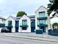 Stunning Brand New House - Sleeps 6 - Free Parking - Great Location - Fast WiFi - Smart TV - Close to Poole & Bournemouth & Sandbanks - B&B