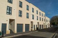 Solar Sanctuary- Skyline Balcony, City Centre, Three Floors, King Beds, Netflix and more! - Ferienwohnung