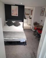 Hidden Treasure-Netflix and Wi-Fi-Basement flat - B&B Gillingham