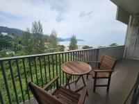 By The Sea@ Cozy Beachfront Home (Batu Ferringhi). - Chambres d’hôtes